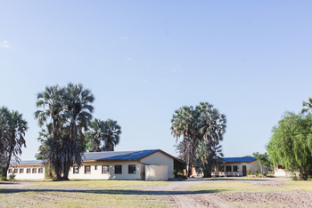 Leroo La Tau Lodge: Schule im Khumaga Village