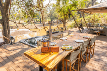 Painted Dogs Lagoon Camp: Lunch auf dem Deck