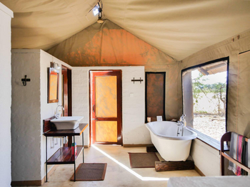 The Hide: Deluxe Tent - Innenbad