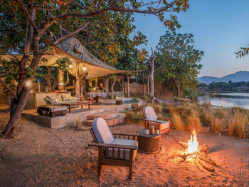 Time + Tide Chongwe Suites: Cassia - Lagerfeuer