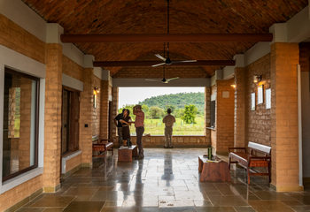 Waghoba Eco Lodge: Gäste in der Lobby