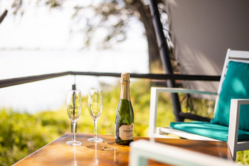 Zambezi Mubala Lodge: Sekt auf der Veranda
