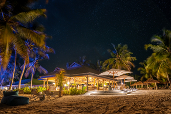 Alphonse Island Lodge: Strandrestaurant bei Nacht