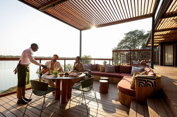 Anantara Tented Camp Kafue River: Gäste genießen Sundowner auf Flussdeck