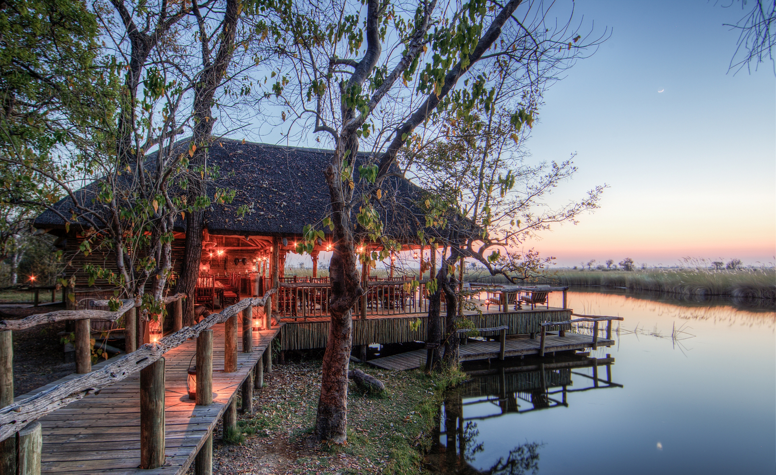 Camp Xakanaxa Camp Xakanaxa: Beleuchtung der Hauptlodge