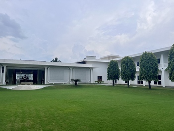 Chandela: Eingang und Außenansichten