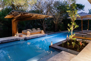Cheetah Plains Mvula House: Der Pool am Abend
