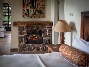 Clouds Mountain Gorilla Lodge: Kaminfeuer