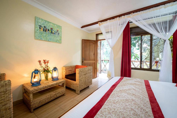 Crater Safari Lodge: Cabana mit Korbmöbeln