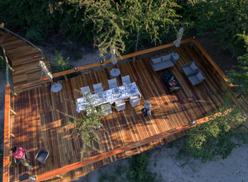 Dinaka Lodge: Schrägsicht Speisedeck