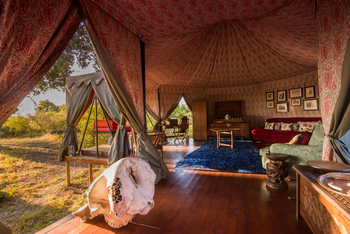 Duke's Camp: Seitentrakt mit Lounge