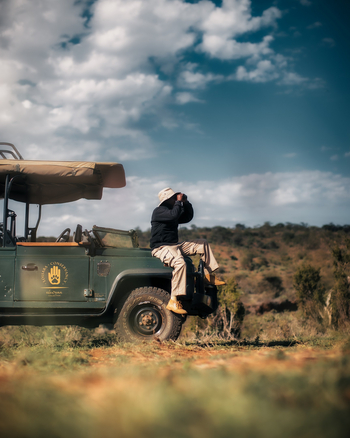 Elewana Loisaba Tented Camp: Guide mit Fernglas