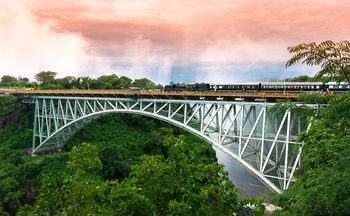 Ilala Lodge: Eiesenbahnfahrt über dei Brücke