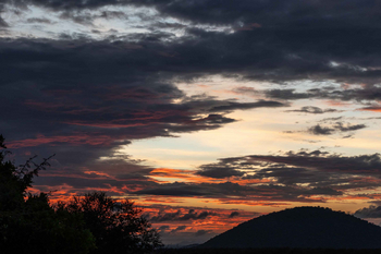 Jamala Madikwe: Silhouettenlandschaft bei dramatischem Sonnenuntergang