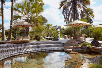 Laba Jongomero: Wasserbecken mit umliegenden Sonnenliegen