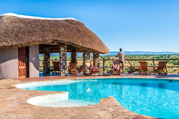 Mara River Post Mara River Post: Pool mit Schattendach