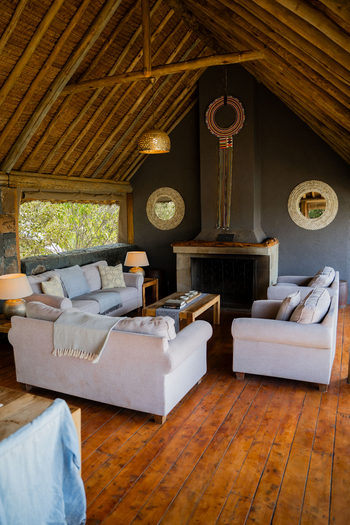 Naboisho Camp: Pool Lounge mit Enkarewa-Deko