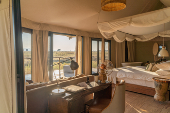 Nyamatusi Mahogany Camp: Schlafzimmer Arbeitstisch