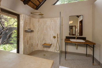 Sabi Sabi Bush Lodge: Luxuriöse Dusche mit Messing-Armaturen