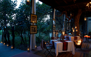 Samode Safari Lodge Samode Safari Lodge: Dinnersetting mit Feuerkorb