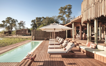 Sanctuary Baines Camp: Liegestühle am Pool