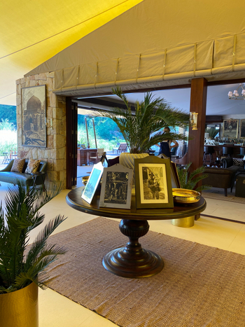 Sujan Sher Bagh: Tisch mit Bildern