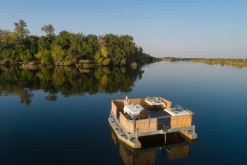 Xugana Island Lodge: Speisen auf einem schwimmenden Deck