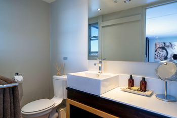 Zambezi Queen Zambezi Queen: Waschbecken mit Spiegel im Badezimmer