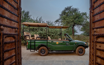 Bamboo Forest Safari Lodge: Jeep mit Schattendach