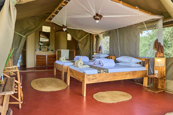 Ikoma Tented Camp: Bett mit Handtüchern und Blütenblättern