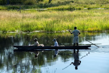 Khwai Leadwood Camp: Poler hinten im Mokoro