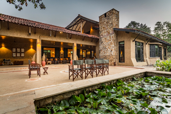 Kings Lodge: Feuerplatz vor dem Hauptgebäude