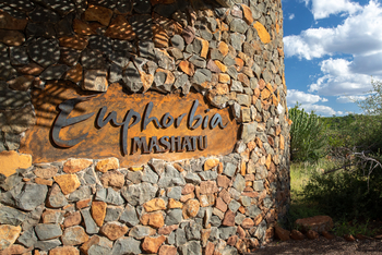 Mashatu Euphorbia Villas Mashatu Euphorbia Villas: Schild am Eingang