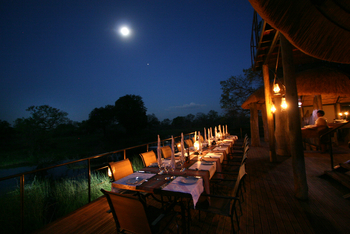 Nkasa Lupala Tented Lodge: Dinner bei Vollmond