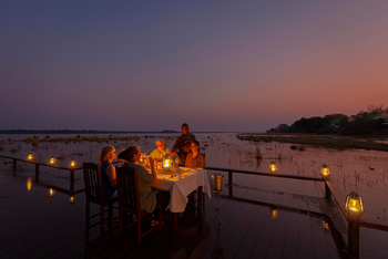Royal Zambezi Lodge: Beleuchteter Essbereich