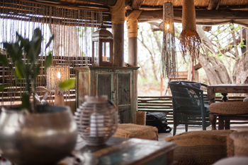 Sindabezi Island Camp: Offene Lounge