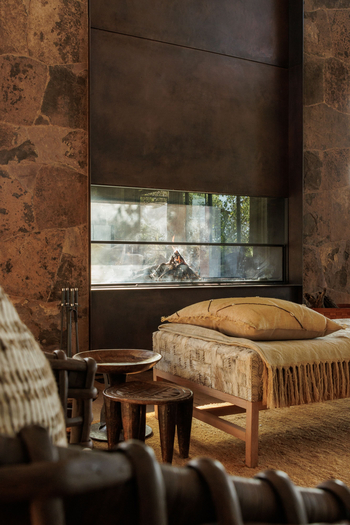 Singita Kilima: Lounge mit Kamin