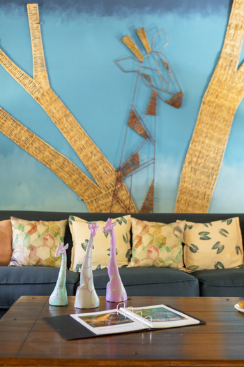 Thamo Telele: Tisch in der Lounge