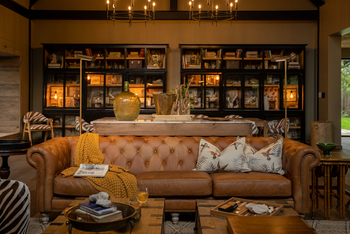 Thornybush Game Lodge: Sofa in der Bibliothek