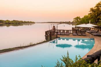 David Livingstone Safari Lodge: Liegestühle am Pool