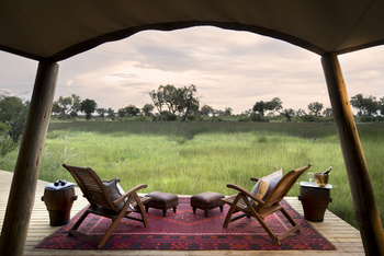 Duba Explorers Camp: Deck mit Liegestühlen