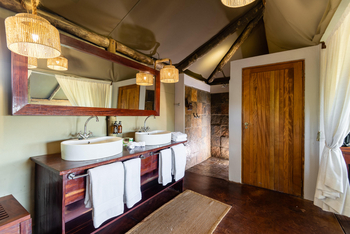Eagle Tented Lodge: Doppelwaschtisch