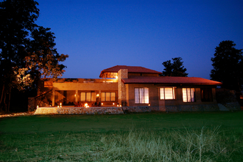 Kings Lodge: Hauptgebäude bei Nacht