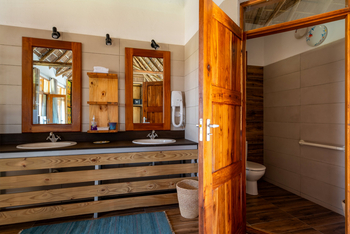 Lake Burunge Baobab Tented Lodge: Badezimmer