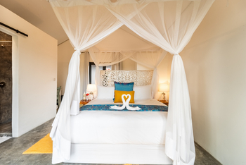 Lenyebi River Lodge: Hergemachtes Doppelbett