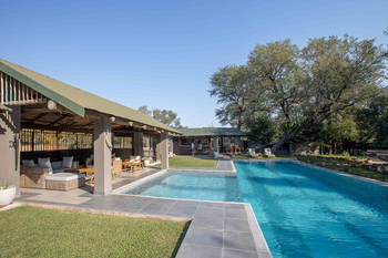 Notten's Bush Camp: Offene Pavillon-Lounge am Buschpool