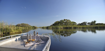 Nxabega Okavango Tented Camp: Snacks im Boot