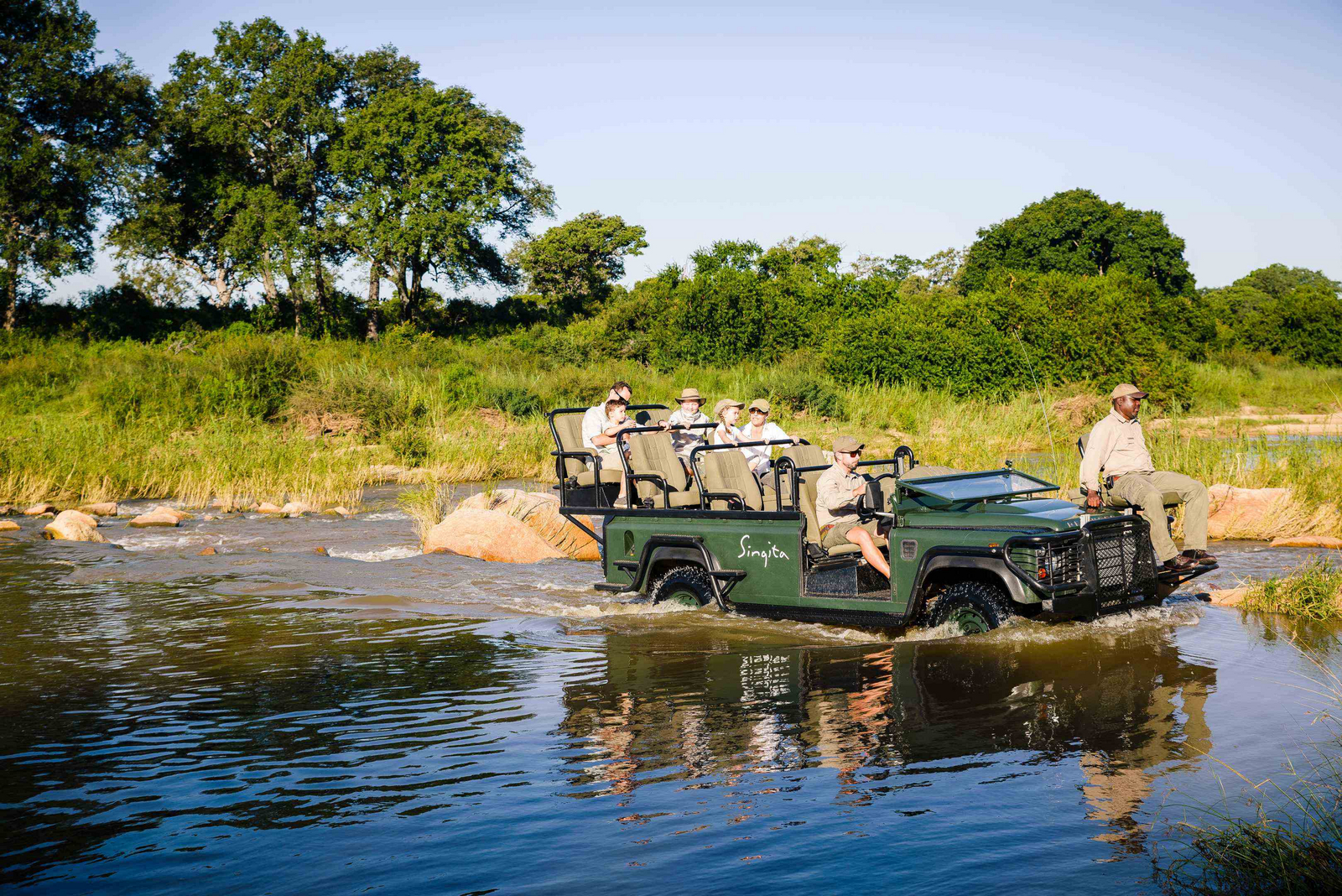 Singita Castleton Singita Castleton: Safariwagen durchquert seichten Fluss mit Gästen