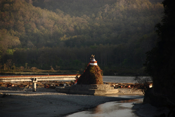 Vanghat: Tempel bei der Anreise