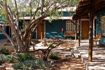 Canyon Roadhouse: Außenbereich mit Sitzbänken